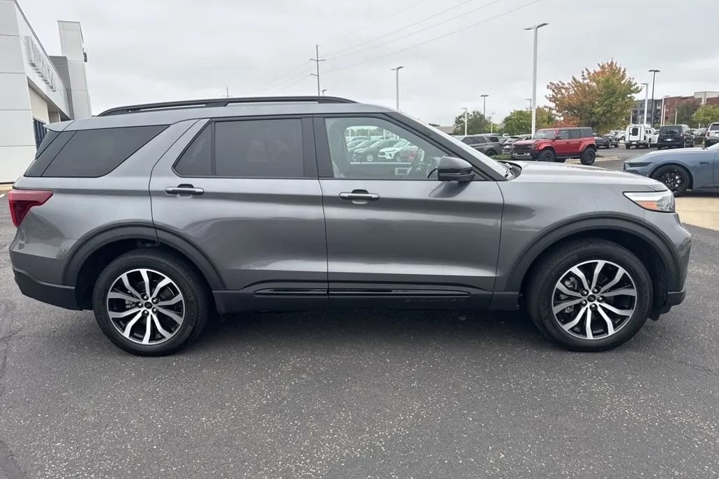 2021 Ford Explorer ST photo 1