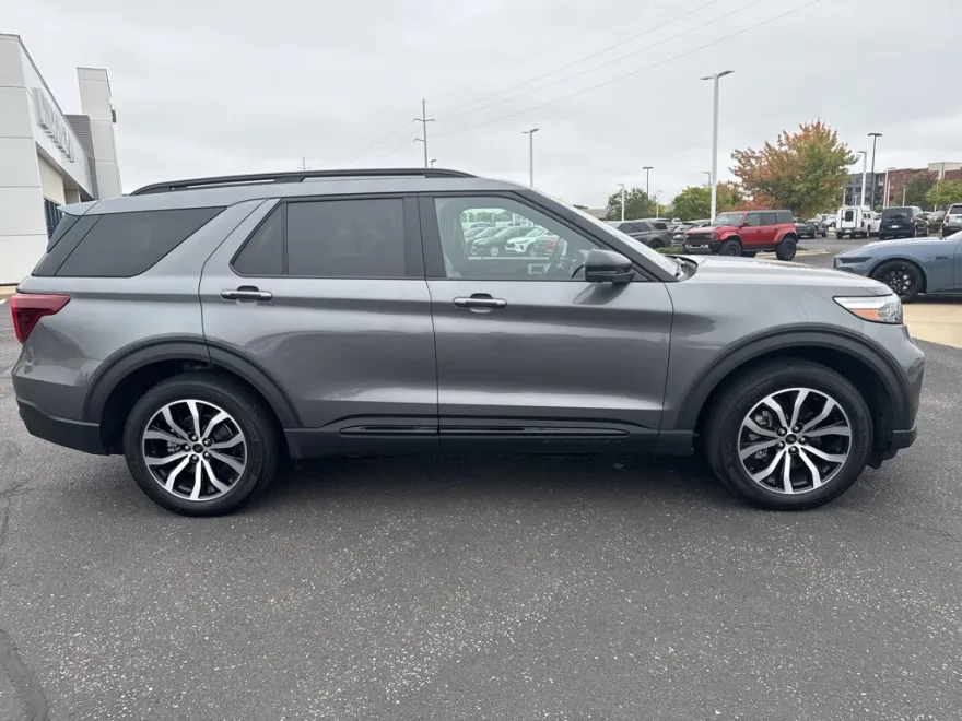 2021 Ford Explorer ST photo 1