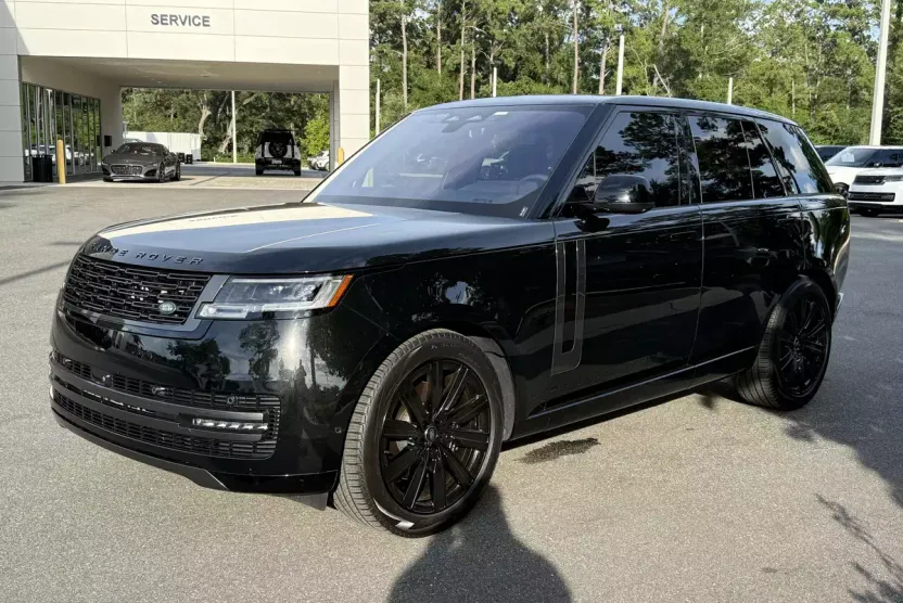 2023 Land Rover Range Rover SE photo 1