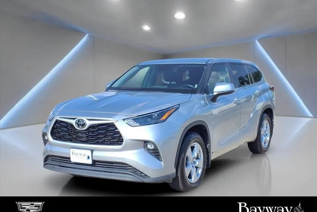 2024 Toyota Highlander LE photo 1