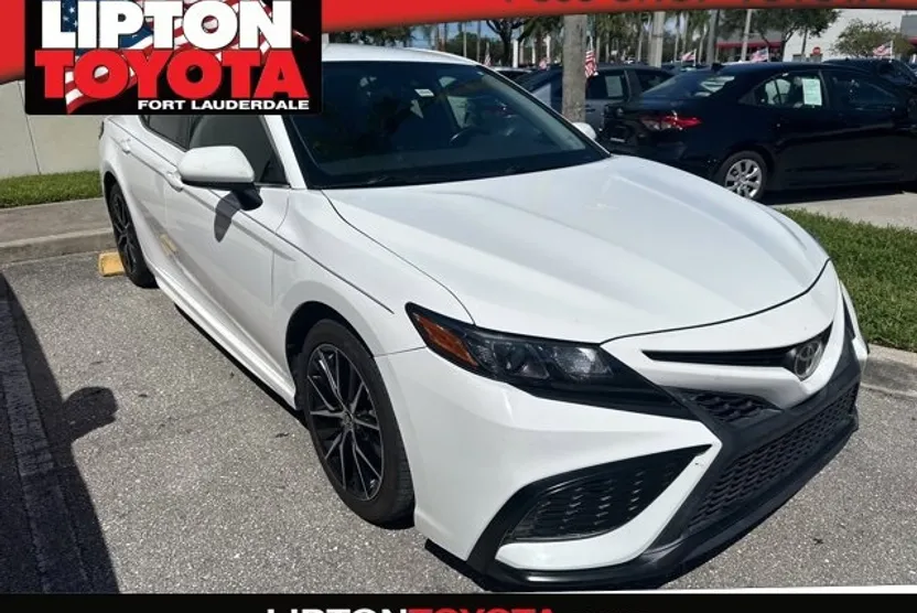 2021 Toyota Camry SE photo 1