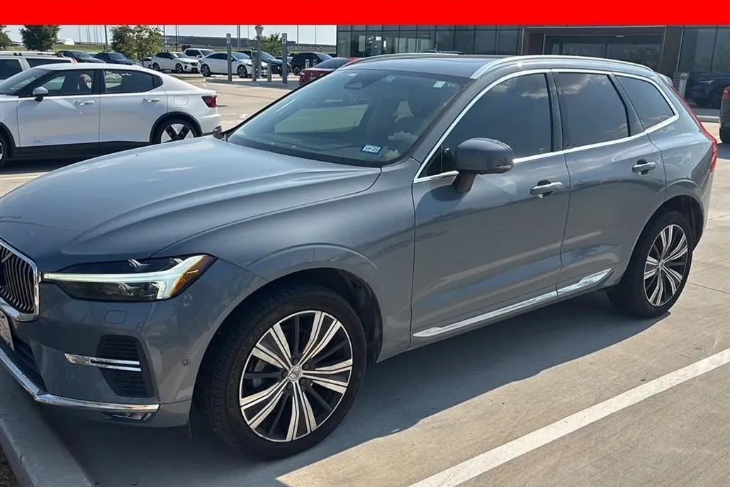 2023 Volvo XC60 Plus photo 1