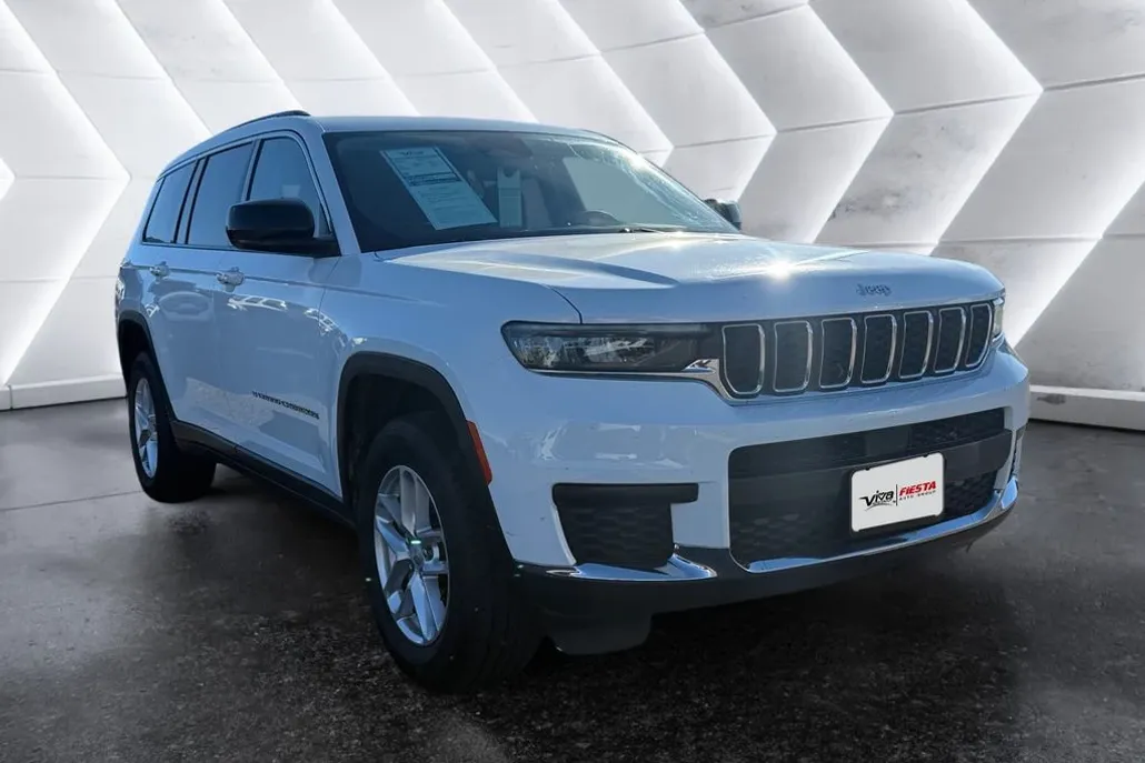 2023 Jeep Grand Cherokee Laredo photo 1