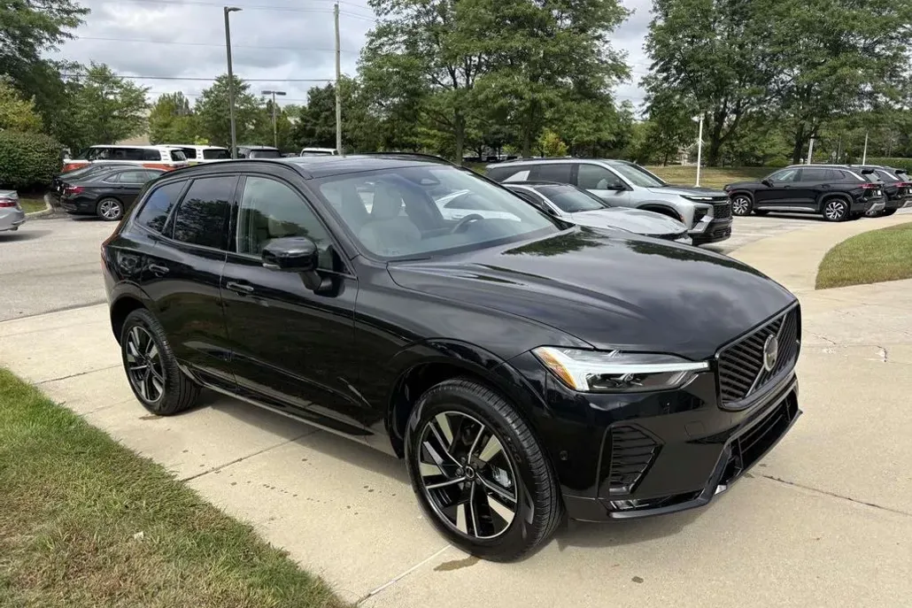 2026 Volvo XC60 B5 Plus photo 1