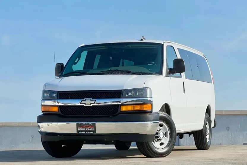2017 Chevrolet Express 2500 Passenger LT Van photo 1