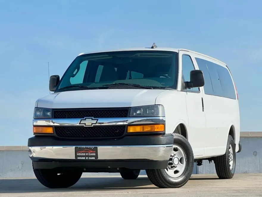 2017 Chevrolet Express 2500 Passenger LT Van photo 1