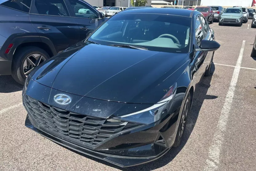 2023 Hyundai Elantra SEL photo 1