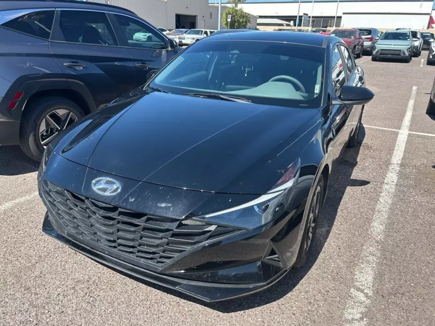 2023 Hyundai Elantra SEL photo 1