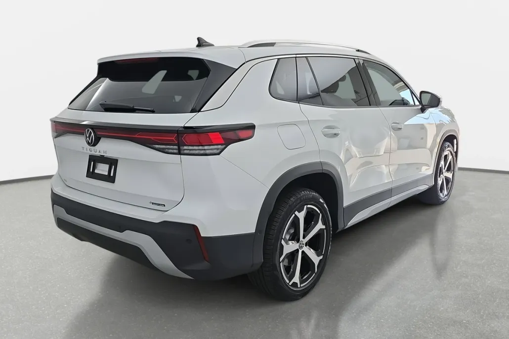 2025 Volkswagen Tiguan SE photo 1