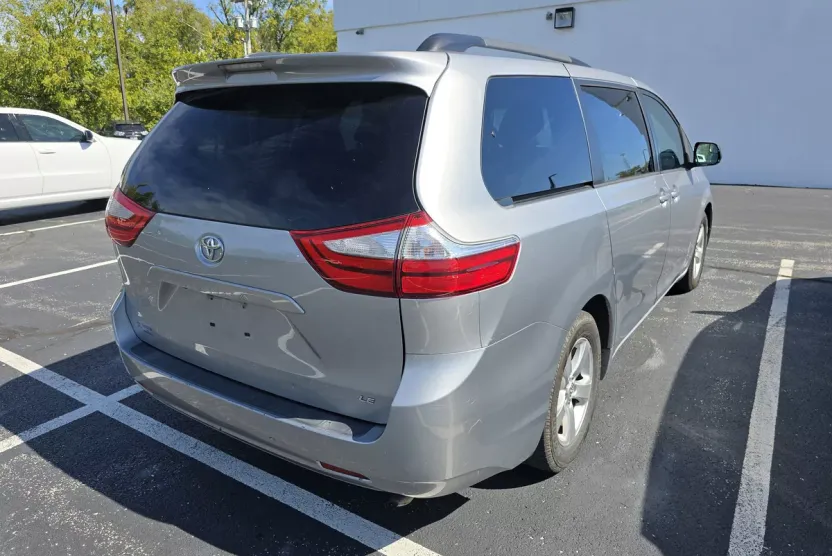 2015 Toyota Sienna LE photo 1