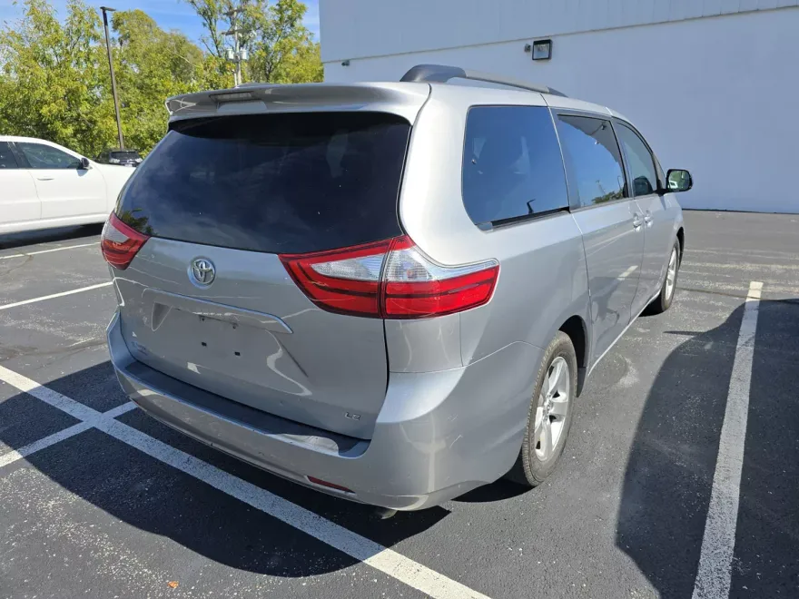 2015 Toyota Sienna LE photo 1