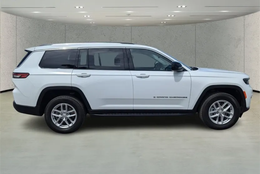 2023 Jeep Grand Cherokee Laredo photo 1