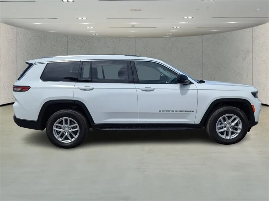 2023 Jeep Grand Cherokee Laredo photo 1