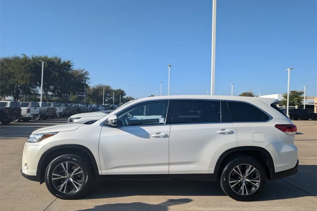 2019 Toyota Highlander LE photo 1