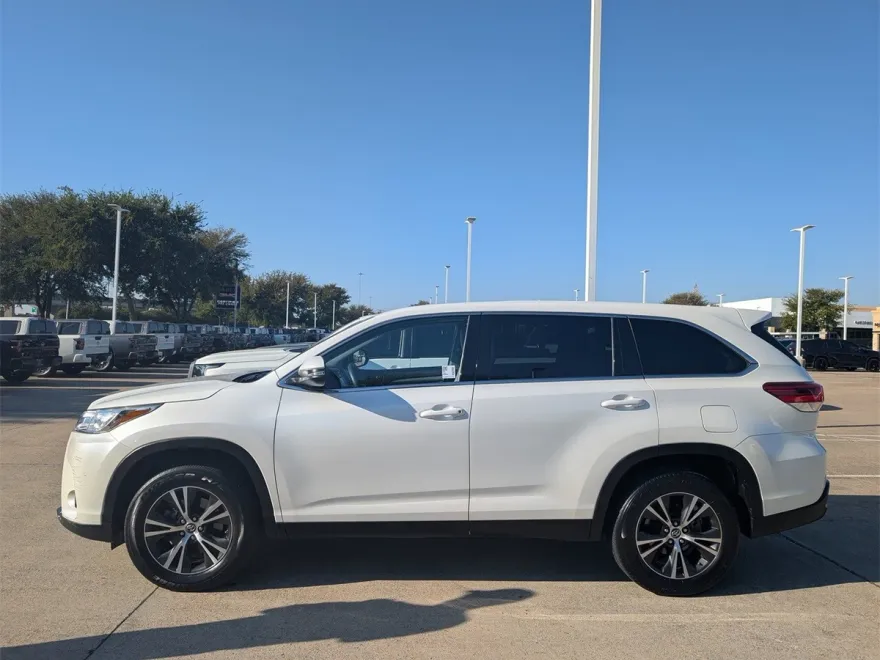 2019 Toyota Highlander LE photo 1