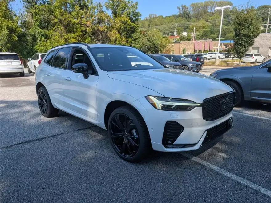 2026 Volvo XC60 B5 Black Edition photo 1