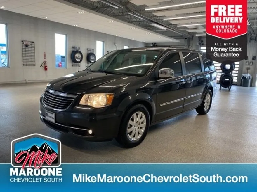 2012 Chrysler Town & Country photo 1