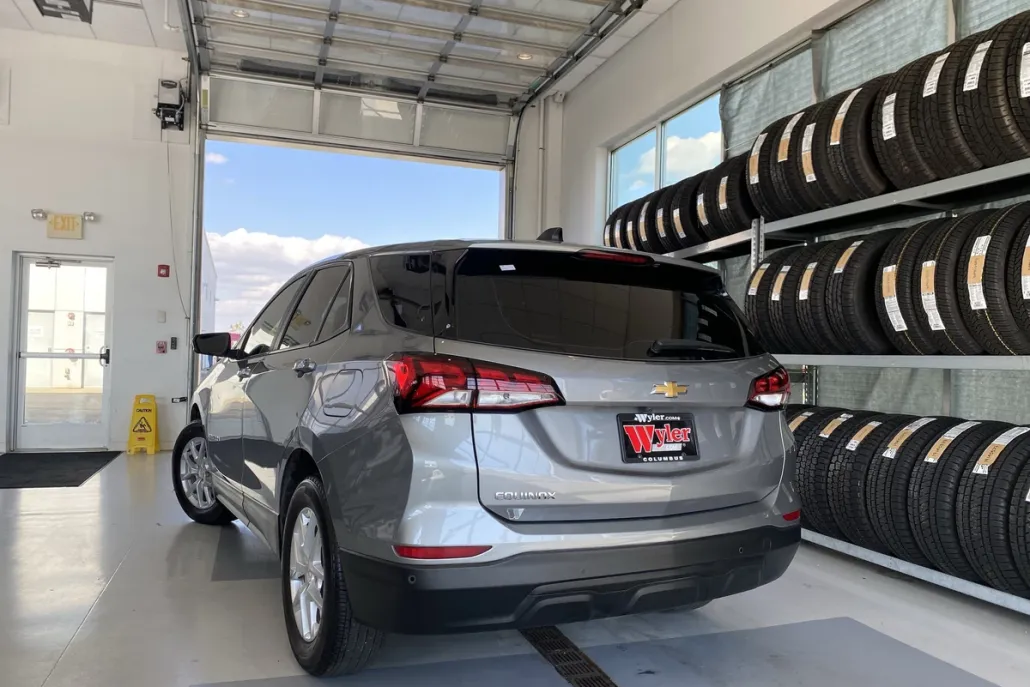 2023 Chevrolet Equinox LS photo 1