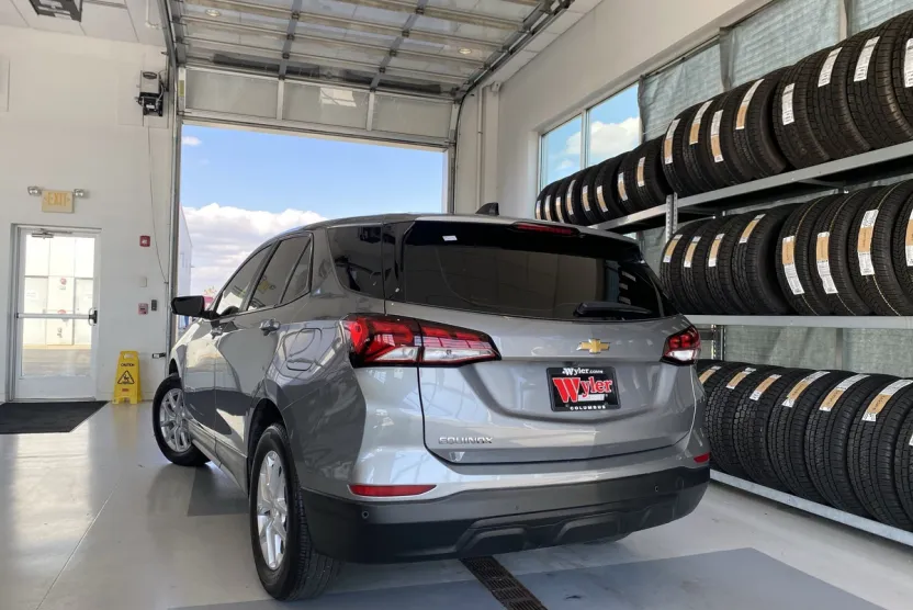 2023 Chevrolet Equinox LS photo 1