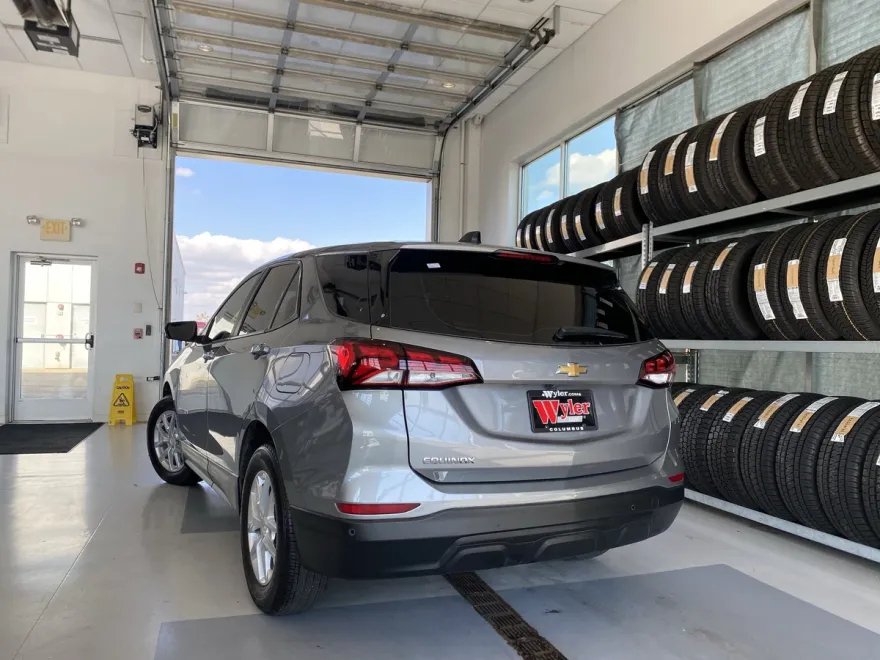 2023 Chevrolet Equinox LS photo 1