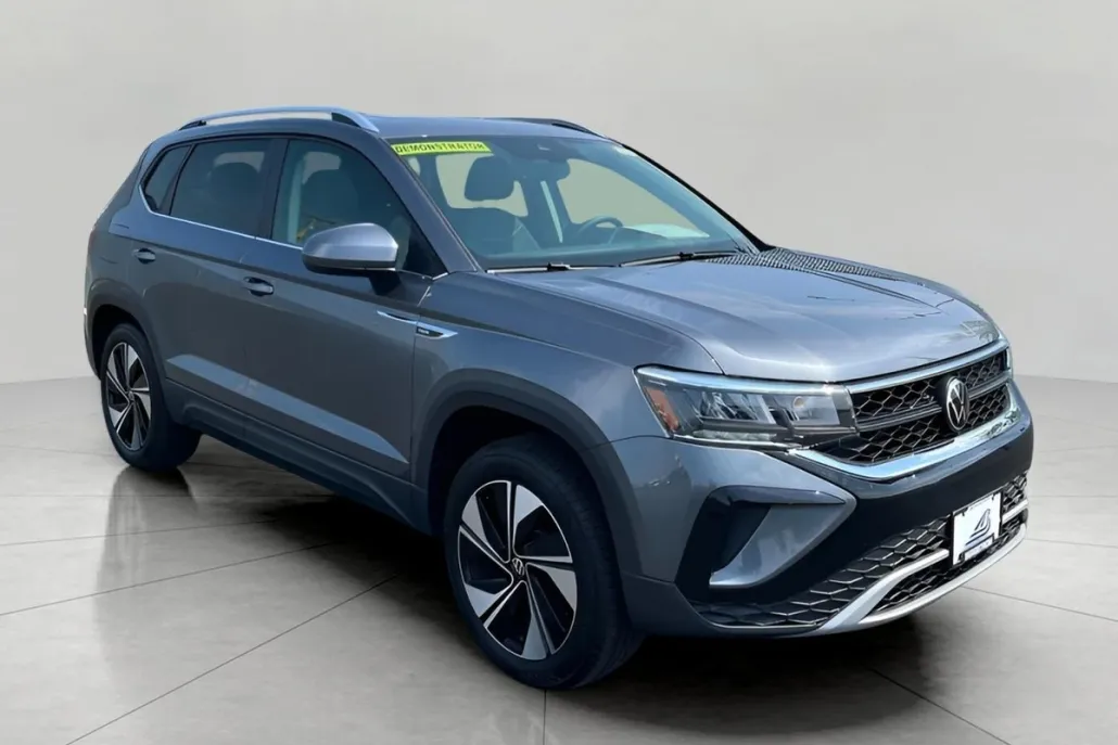 2024 Volkswagen Taos SE photo 1