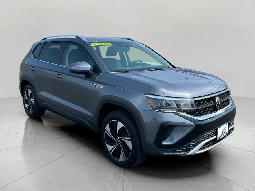 2024 Volkswagen Taos SE photo 1