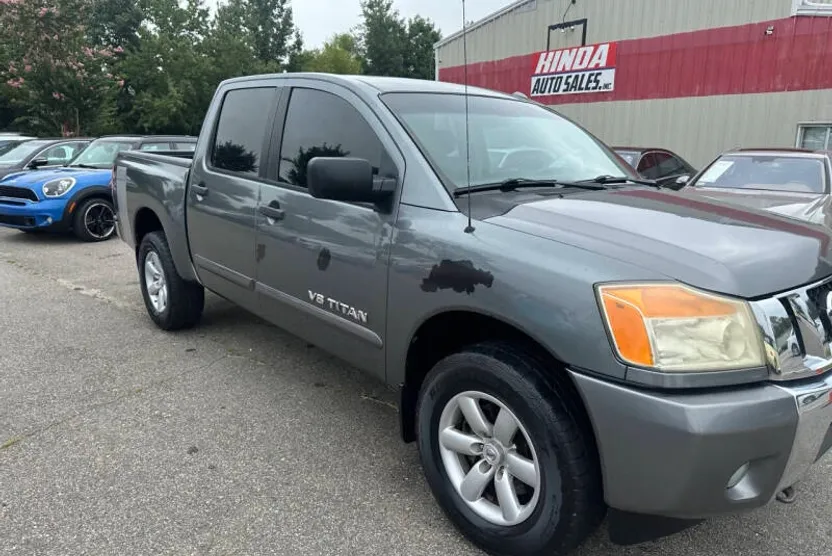 2013 Nissan Titan SV photo 1