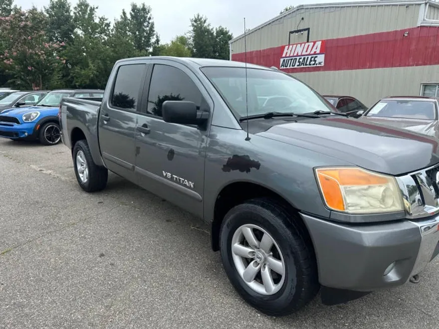 2013 Nissan Titan SV photo 1
