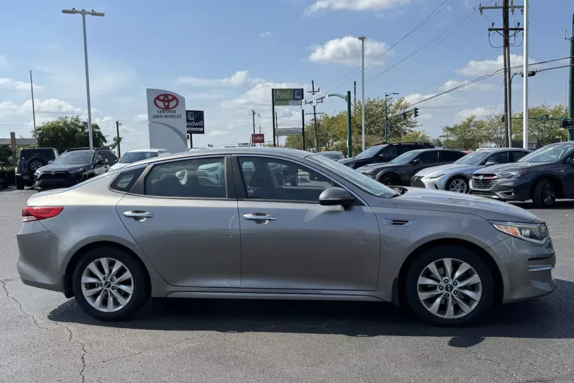 2018 Kia Optima LX photo 1