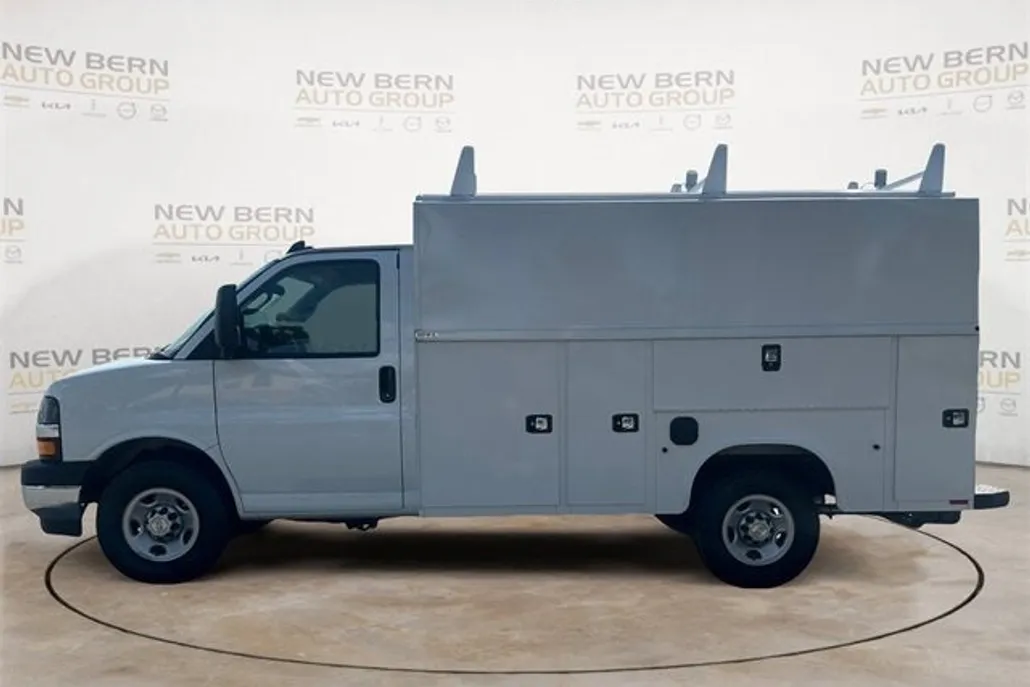 2025 Chevrolet Express Cutaway 3500 photo 1