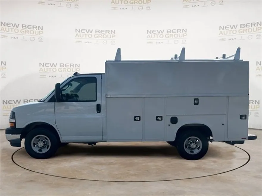 2025 Chevrolet Express Cutaway 3500 photo 1