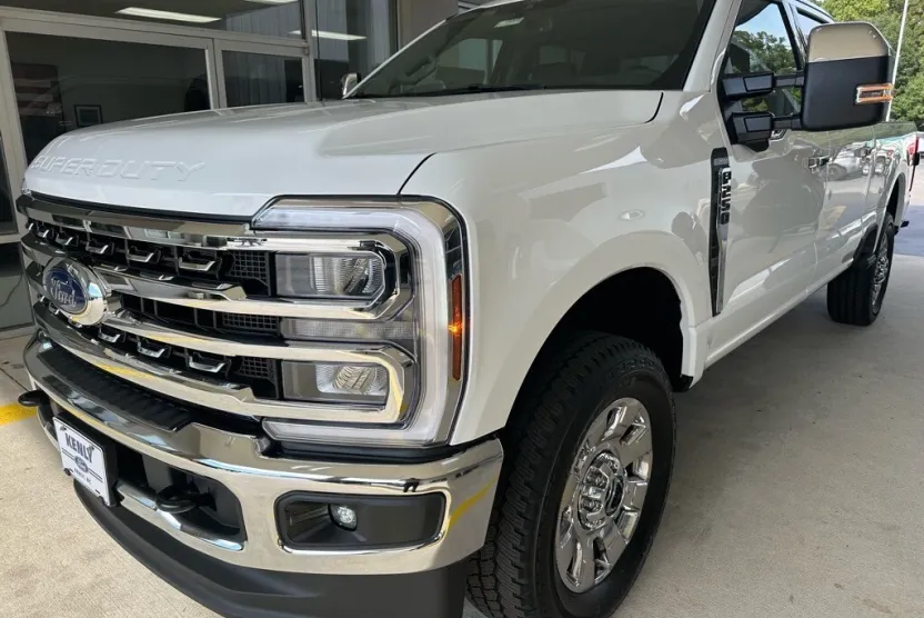 2026 Ford F-250 Lariat photo 1