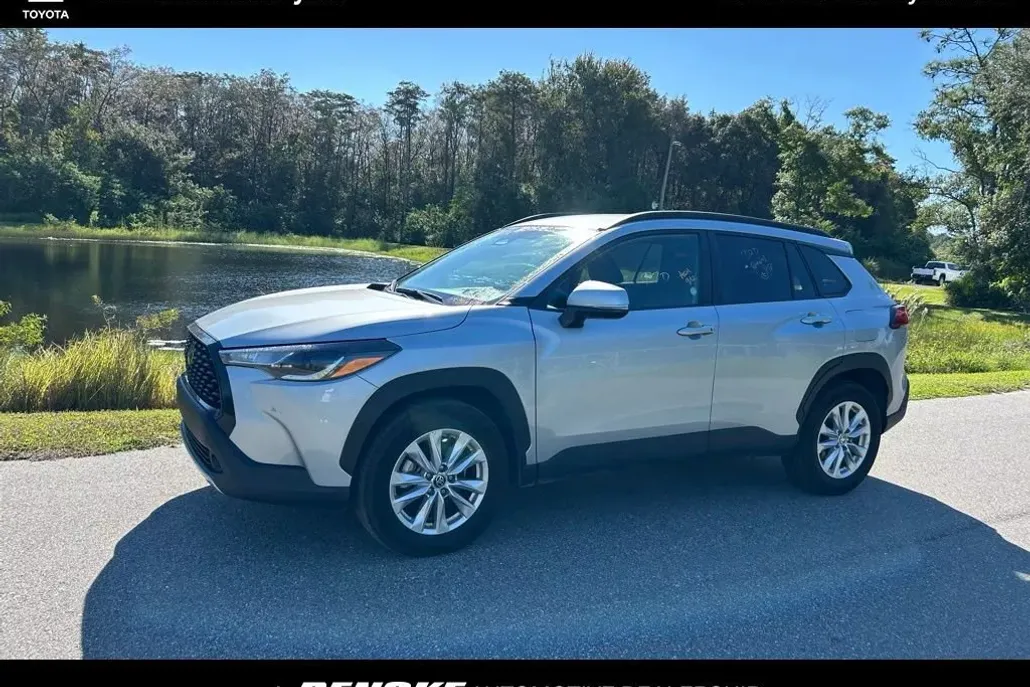 2024 Toyota Corolla Cross LE photo 1