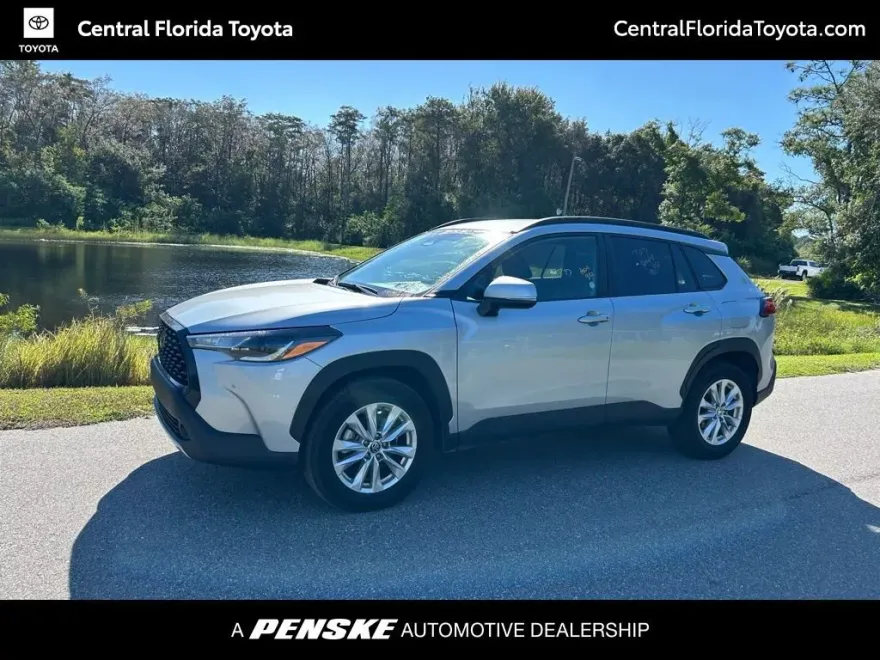 2024 Toyota Corolla Cross LE photo 1
