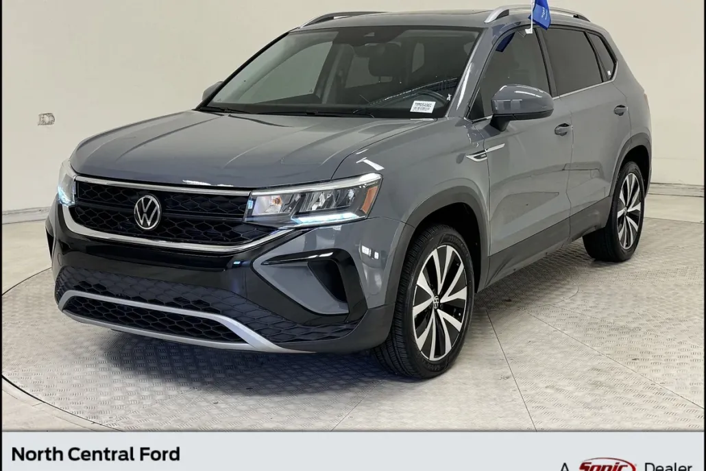 2024 Volkswagen Taos SE photo 1