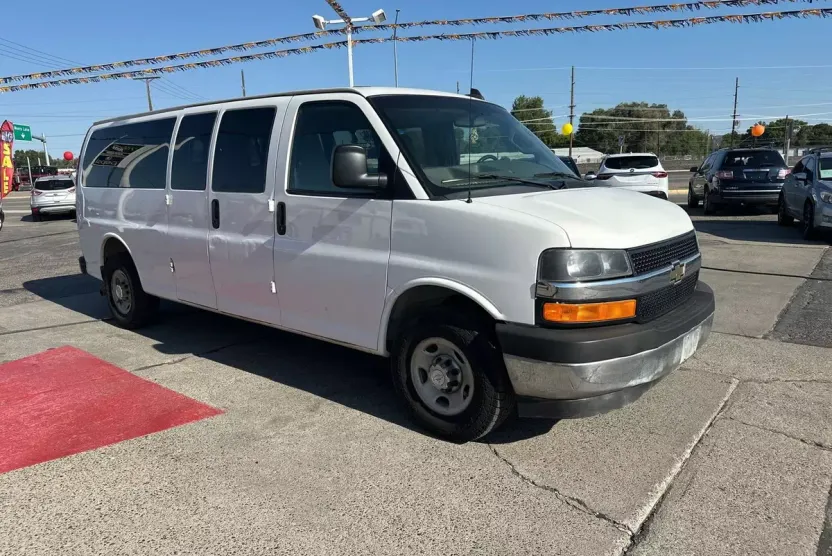 2017 Chevrolet Express Passenger LT 3500 photo 1