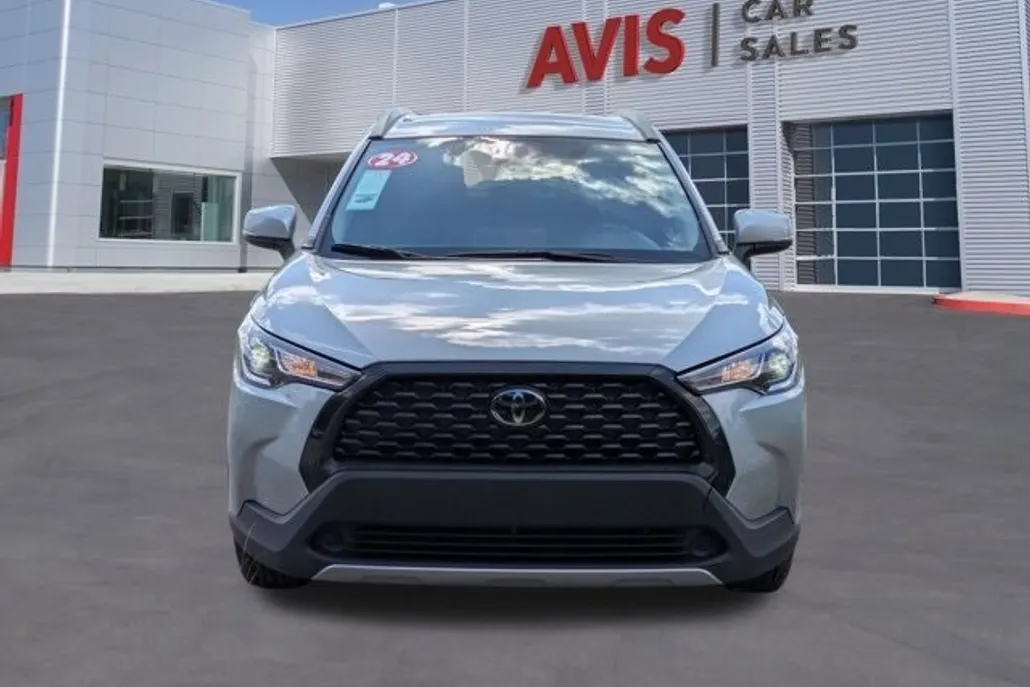 2024 Toyota Corolla Cross LE photo 1