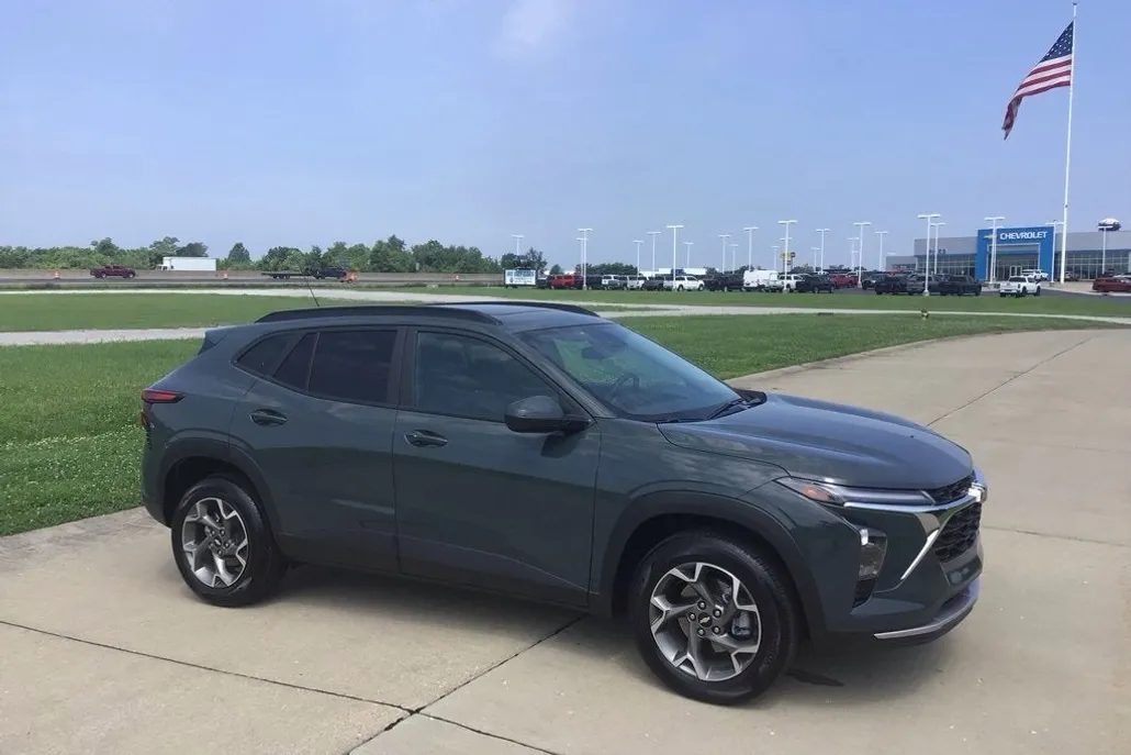 2025 Chevrolet Trax LT photo 1