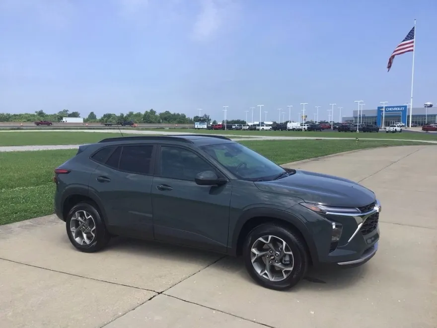 2025 Chevrolet Trax LT photo 1