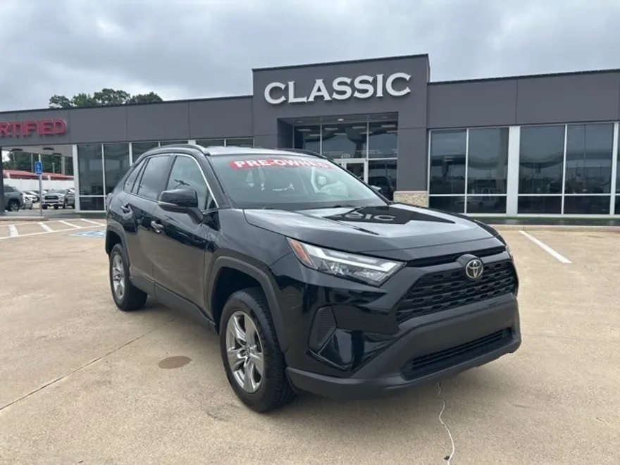 2023 Toyota RAV4 XLE photo 1