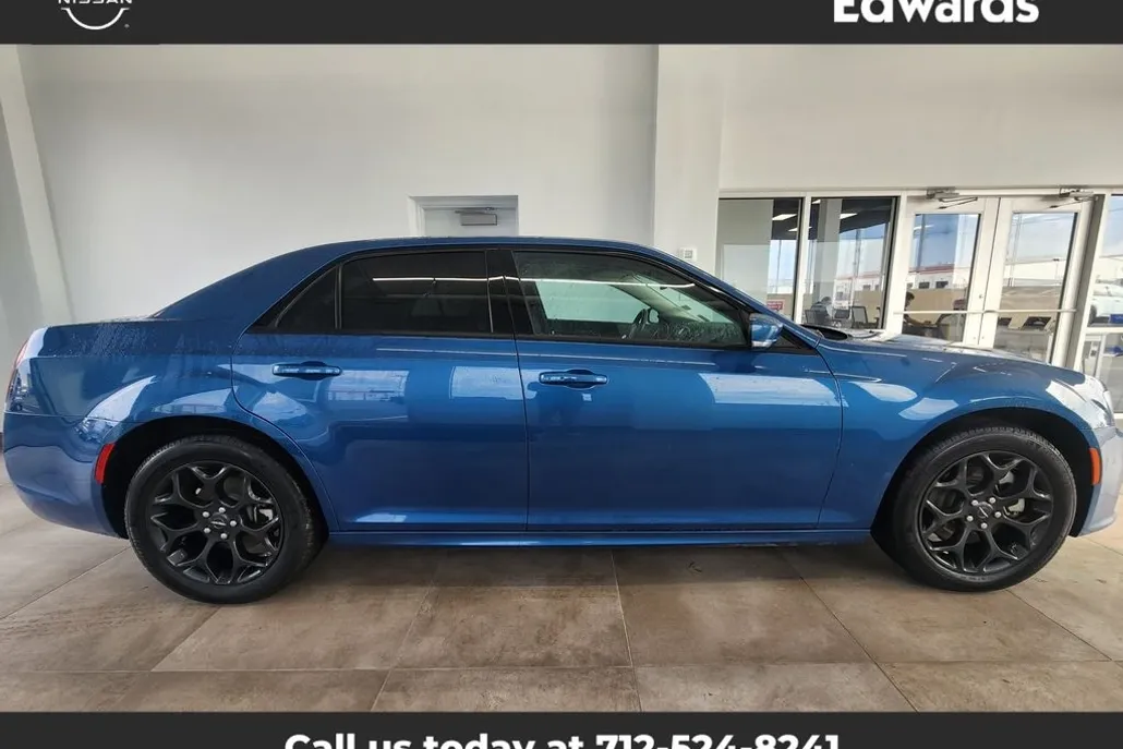 2023 Chrysler 300 Touring L photo 1