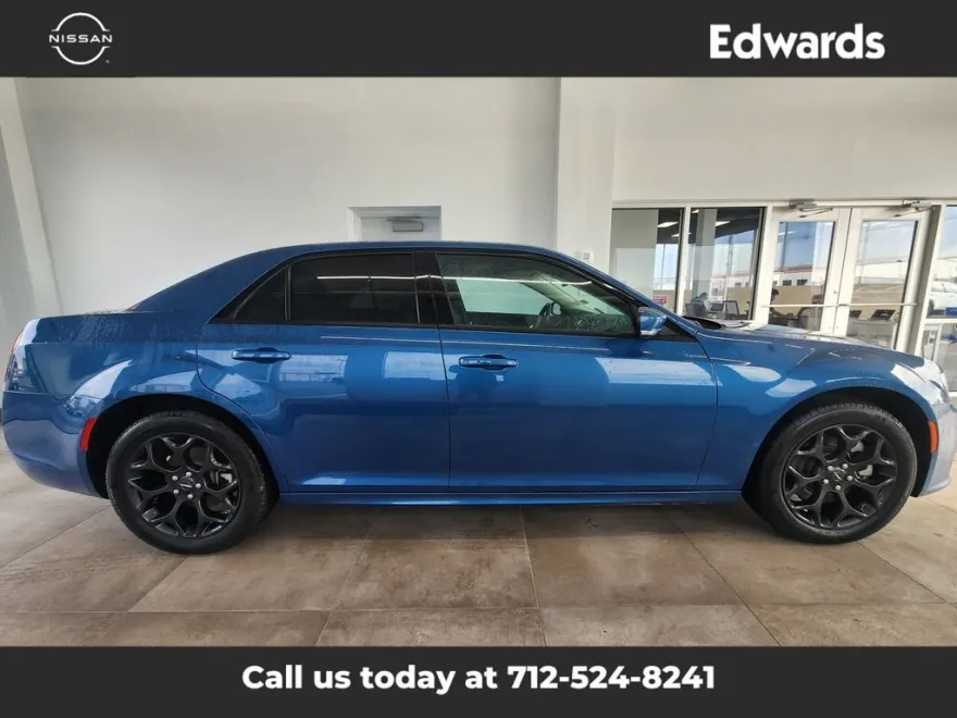 2023 Chrysler 300 Touring L photo 1