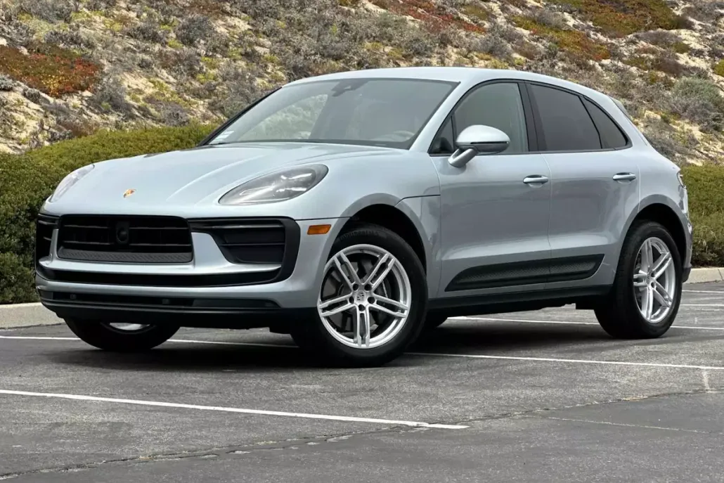 2025 Porsche Macan T photo 1