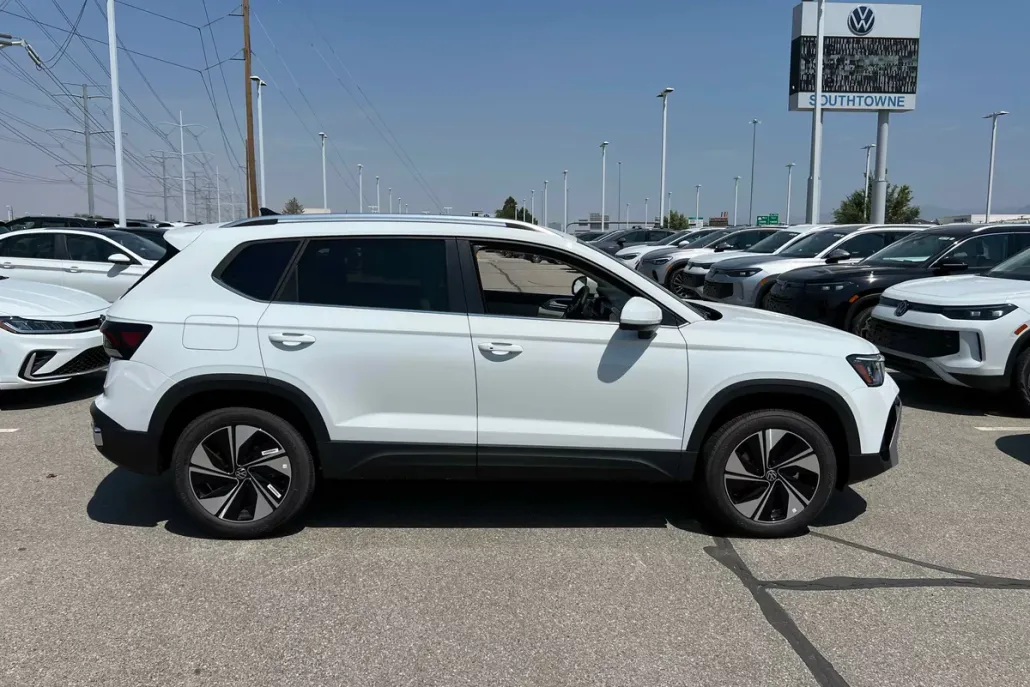 2025 Volkswagen Taos SE photo 1