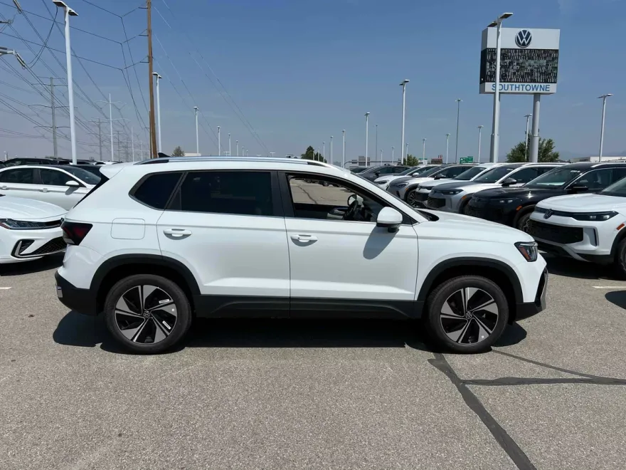 2025 Volkswagen Taos SE photo 1