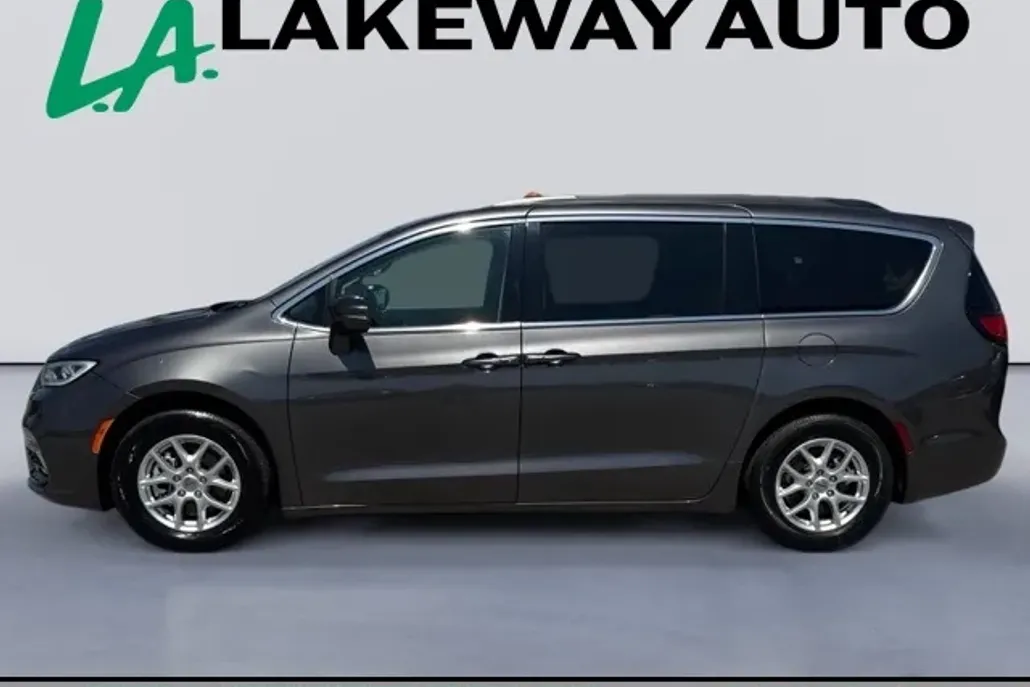 2022 Chrysler Pacifica Touring L photo 1