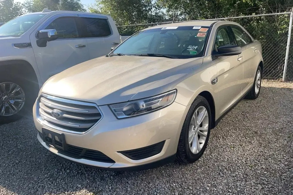 2017 Ford Taurus SE photo 1
