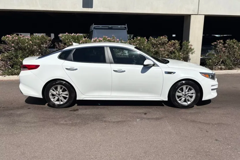 2016 Kia Optima LX photo 1