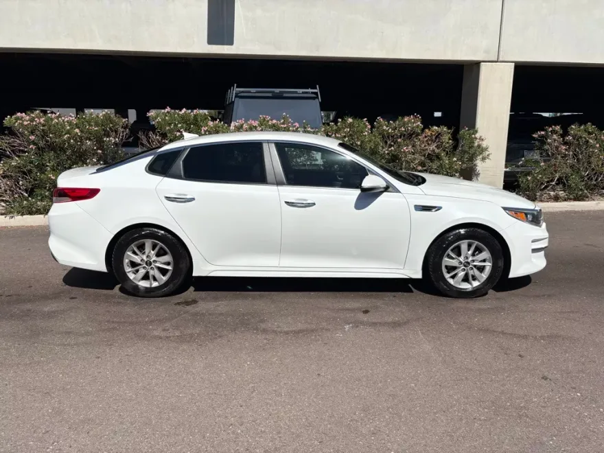 2016 Kia Optima LX photo 1