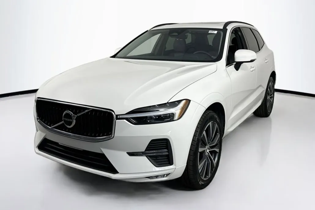 2022 Volvo XC60 Momentum photo 1